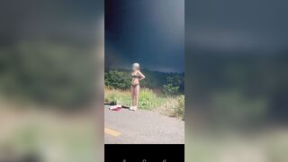 Public cởi đồ ngoài đường cho xe đi qua nhìn