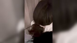 Lén lút doggy bé e họ ngay tại cửa phòng tắm để e chặn tay cửa cho bố mẹ k vào đc