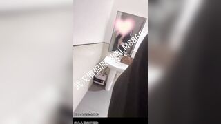 Dẫn e họ đi ăn nhàhàng mà nứng cặc quá nên đè e ra đụ ngay tại cửa phòngđể e chặn cửa