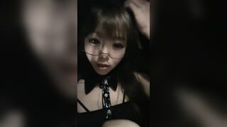 Em gái kính cận dâm đãng livetream show lồn thủ dâm trên xe taxi gạ địt lun tài xế p1
