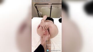 Dùng sextoy móc lồn giúp em người yêu mông to dâm đãng xinh đẹp