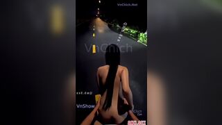 Public phô dâm đẳng cấp . Em gái Thủ Đức trần truồng hồn nhiên bú cu giữa quốc lộ
