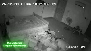Hack Camera Nằm Cạnh Con Mà Nứng Quá 2 Vợ Chồng Vật Nhau Ra Địt