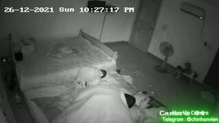 Hack Camera Nằm Cạnh Con Mà Nứng Quá 2 Vợ Chồng Vật Nhau Ra Địt