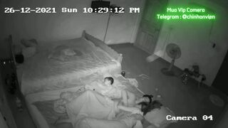 Hack Camera Nằm Cạnh Con Mà Nứng Quá 2 Vợ Chồng Vật Nhau Ra Địt