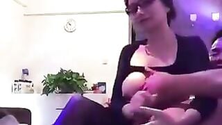 Đi hát gặp em nhân viên dâm vú to lồn múp sục cặc dâm đãng kích thích siêu dâm