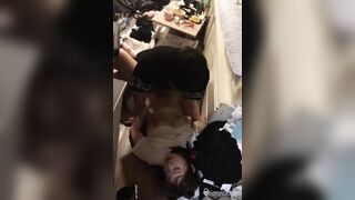 Hai thanh niên lợi dụng em gái xinh đẹp say rượu và giở trò