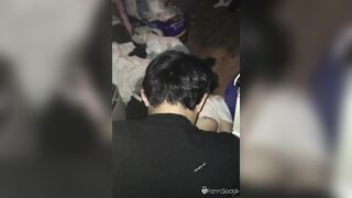 Hai thanh niên lợi dụng em gái xinh đẹp say rượu và giở trò