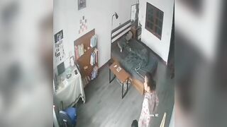 Bà dì nứng lồn cởi quần cho cháu bú đít
