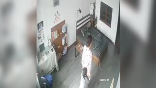 Bà dì nứng lồn cởi quần cho cháu bú đít