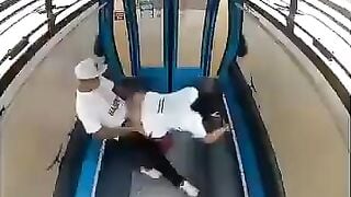 Địt nhau trên cáp treo cưỡi cặc kích thích bị cam quay lại bắn tinh đầy lồn