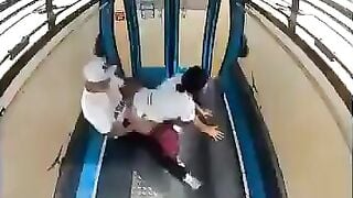 Địt nhau trên cáp treo cưỡi cặc kích thích bị cam quay lại bắn tinh đầy lồn