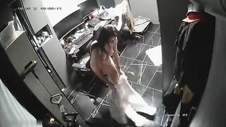 Quay lén trong phòng ngủ của em gái xinh thay quần áo vú to lồn ngon mông bự