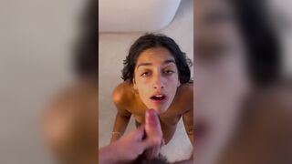 Xuất tinh trùng vào miệng teen Ấn Độ