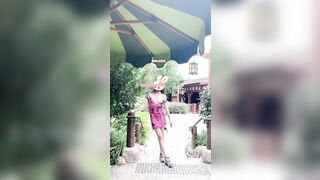 Dâm nữ vạch vú vén váy khoe lồn ngoài công viên
