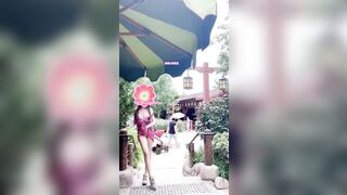 Dâm nữ vạch vú vén váy khoe lồn ngoài công viên