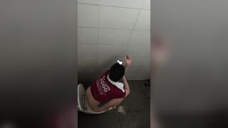 Em gái quán Bia Tươi 3000 đi đái mông trắng nỏn
