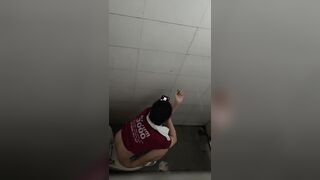 Em gái quán Bia Tươi 3000 đi đái mông trắng nỏn
