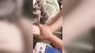 Em học sinh mới lớn cho thằng bạn thân xem cái lồn múp hồng hào chảy nước