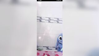 Em gái lên live chỉ mặt mỏi quần lót