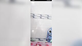 Em gái lên live chỉ mặt mỏi quần lót