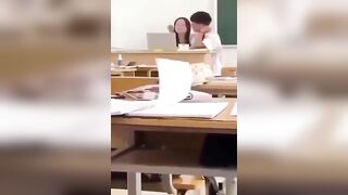 Vụ học sinh và cô giáo thân mật với nhau