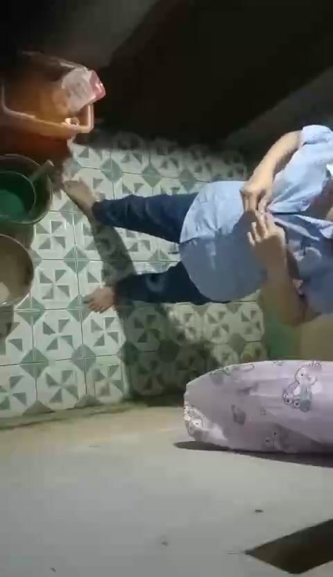Quay len em công nhân tắm