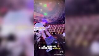 Chỉ có ở Trung Quốc, Đi KTV Gạ Nhân Viên Djt nhau pUblic Móc Lồn Giữa Phố Mua đồ