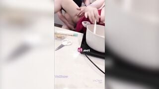 Nhờ em gái quay phim chịch chị lúc đang nấu ăn sướng quá chị đái mạnh ướt hết nhà