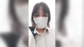 Em học sinh đi học về nứng lồn quá thủ dâm quên khóa cửa bị anh họ phát hiện vào địt