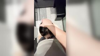 đang đi ăn với bạn bé người yêu gạ vào WC làm nháy