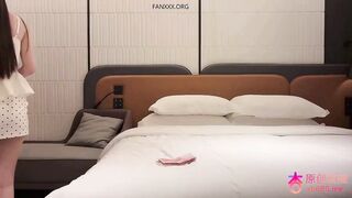 长卿今天约了个出来兼职的小学妹 ,眼神迷离