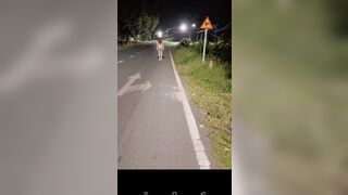 Public đi dạo ngoài đường lúc nữa đêm
