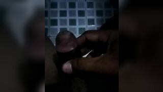Học sinh cấp 2 sóc lọ trong nhà vệ sinh