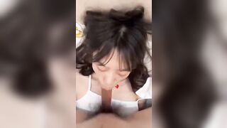 Đút cu vào mồm e gái