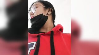 Em gái xinh đeo kính cận dâm khoe hàng mông to lồn múp ngoài đường bị người lạ thấy