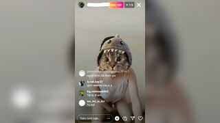 Nhân lúc bố mẹ ra ngoài live khoe vú