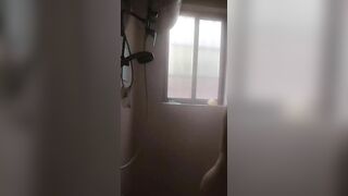 Tắm cho các anh xem