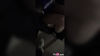 Bé nữ sinh kính cận lén lút móc cua em ở hành lang trường trong giờ thể dục