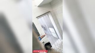 Quay lén nhà vệ sinh công cộng 3