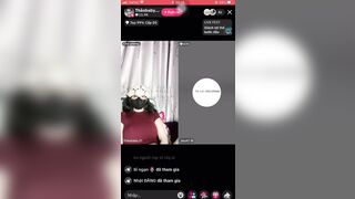 Em gái thỏ baby show trên live p2