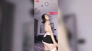 bé học sinh lớp 12 show hành trên live