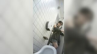 quay lén wc công cộng được bé nữ sinh xinh gái
