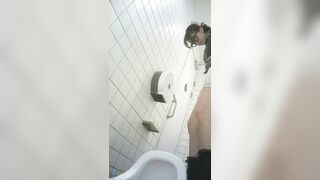 quay lén wc công cộng được bé nữ sinh xinh gái