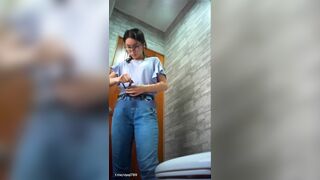 quay lén nhà vệ sinh trường học