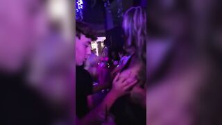 Gặp chị gái dâm trong quán bar vú to cho các em trai sờ vú