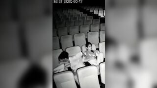 Dẫn 2 con bạn thân đi xem phim vùa sờ lồn bóp vú 2 đứa sướng hết người