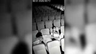 Dẫn 2 con bạn thân đi xem phim vùa sờ lồn bóp vú 2 đứa sướng hết người