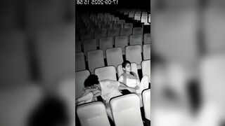 Dẫn 2 con bạn thân đi xem phim vùa sờ lồn bóp vú 2 đứa sướng hết người