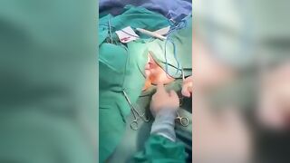 Đi phẫu thuộc bị lũ bác sĩ nghịch cái lồn to chảy nước